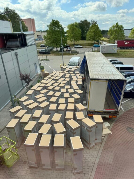 rozładunek 130 szaf Kostrzyn